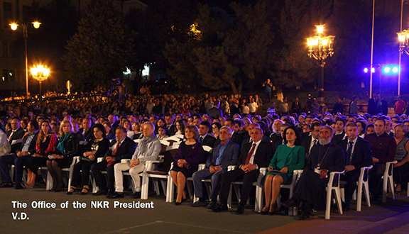 Presidents Sahakian and Sarkisian attend a staging of Gieuseppe Verdi’s “Requiem” opera in Stepanakert’s Revival Square