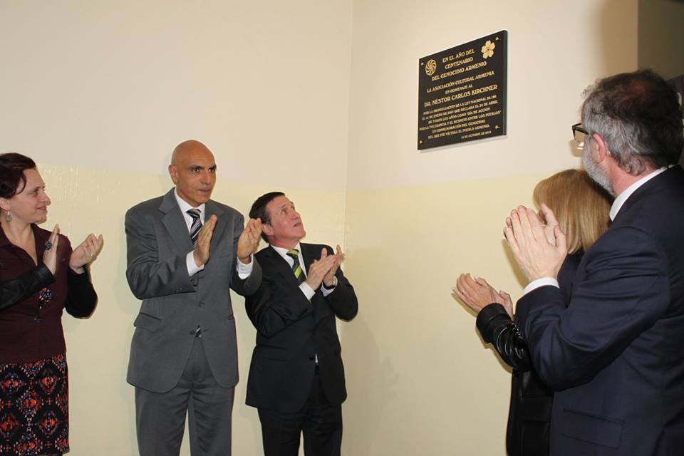 An honorary plaque is revealed in recognition of former Argentine President Nestor Kirchner (Source: Agencia Prensa Armenia)