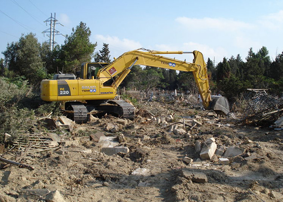 A bulldozer on the site of the Narimani cemetery, Azerbaijan's largest Christian cemetery, which was destroyed in 2013 (Source: Day.az)
