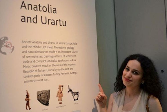 Zapyur Batikyan points out a new sign in the British Museum of its "Anatolia and Urartu" hall, previously named "Ancient Turkey" (Source: Facebook/Zapyur Batikyan)