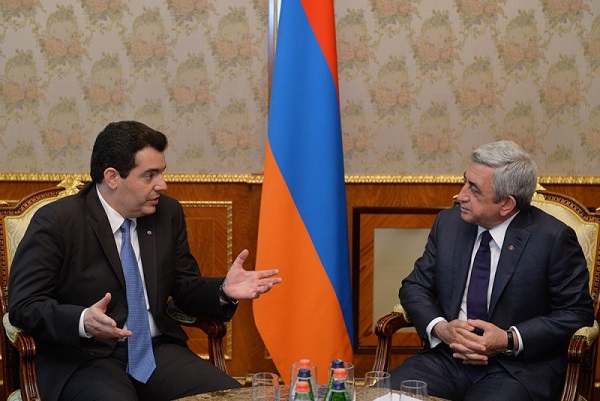 Cyprus' Defense Minister Christoforos Fokaides meets with Armenia's President Serzh Sarkisian in Yerevan. May 27, 2015. (Photo: official publication)