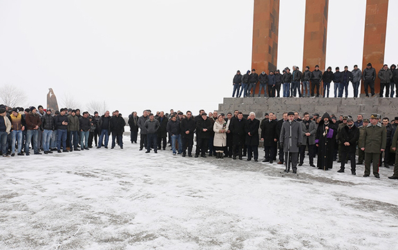 Defense Minister Vigen Sargsyan speaks at Jan. 8 ceremony at Sardarabad Memorial, sending off conscripts (Photo: mil.am)