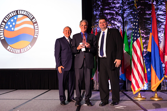 ANCA-WR Board Members Ashod Mooradian, Esq. (right) and Berdj Karapetian (left) presented the 2016 ANCA WR Man of the Year award to California’s State Superintendent of Public Instruction Tom Torlakson.