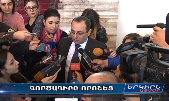 Armenia's new economy minister, Artsvik Minasyan speaks to reporters after his first cabinet meeting (Yerkir-Media screen capture)