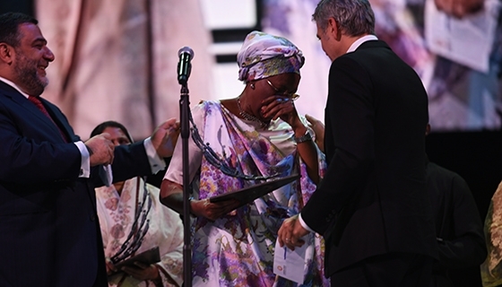 The inaugural Aurora Prize laureate Marguerite Barankitse accepting the statuette from George Clooney (Photo: Aurora Prize)