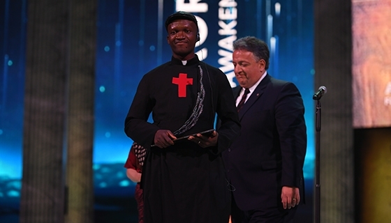 Aurora Prize finalist Father Bernard Kinvi with 100 LIVES Co-Founder Noubar Afeyan (Photo: Aurora Prize)