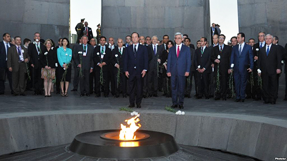 President Serzh Sarkisian and French President François Hollande visit the Armenian Genocide memorial in Yerevan on May 12, 2014. (Photo: Photolur)