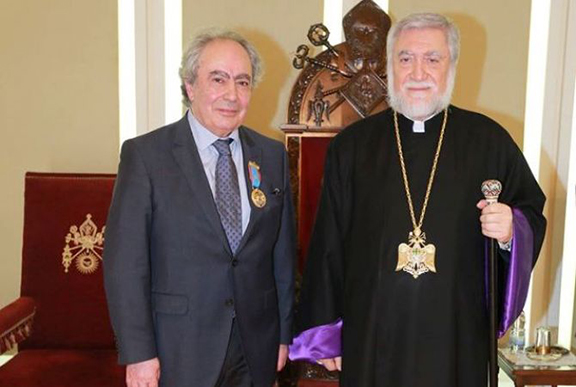 Genocide scholar Mihran Dabag with Aram I Catholicos. (Source: Armenpress)