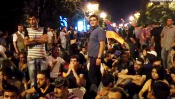 A scene from the continuing sit-in on Baghramyan Avenue (Screenshot from Azatutyun.am)