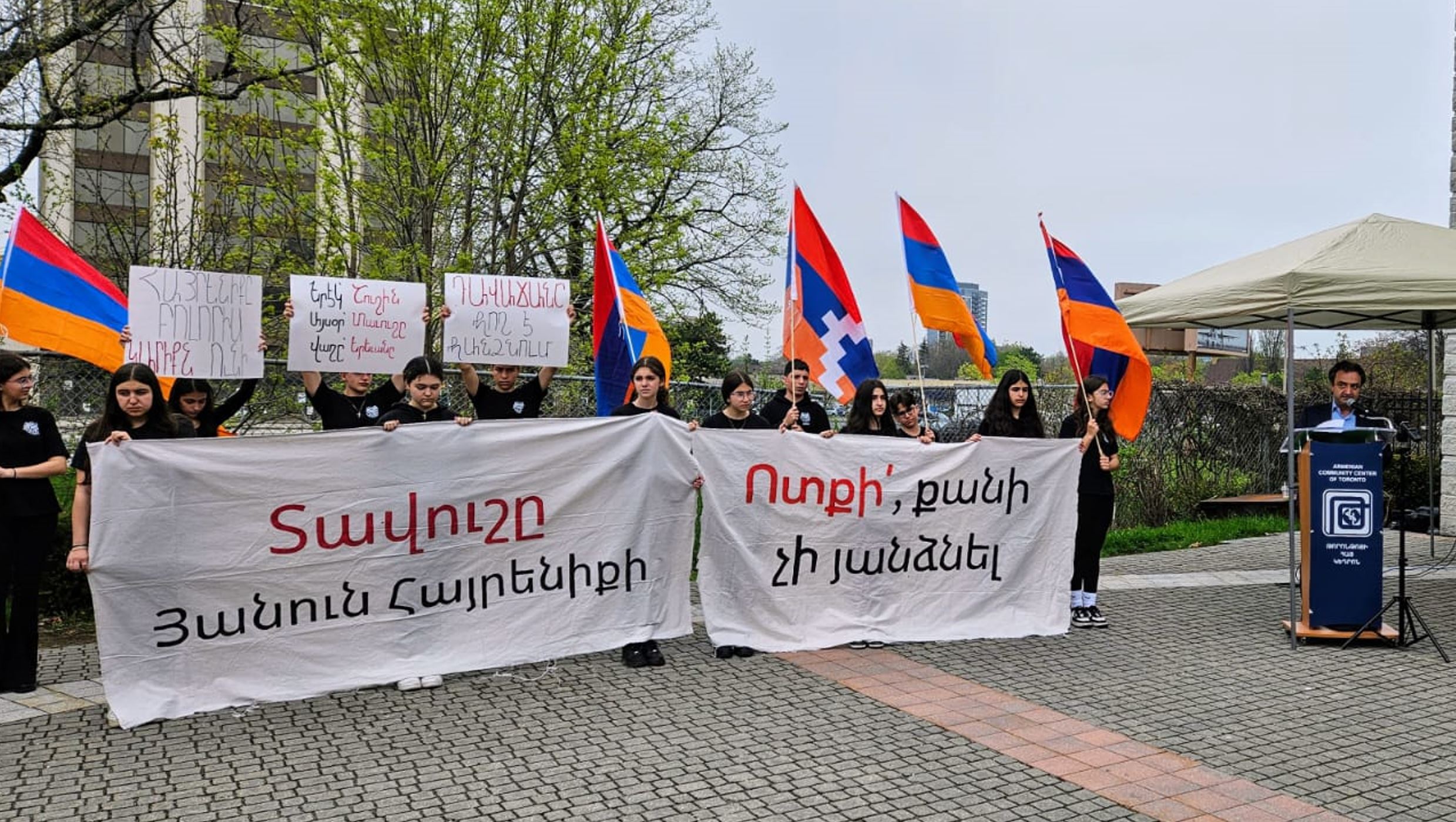 Կազմակերպութեամբ ՀՅԴ ԳԵՄ-ի Թորոնթոյի «Ս. Զաւարեան» մասնաճիւղին, Կիրակի, 5 Մայիս 2024-ին, յետմիջօրէի ժամը 2:00-ին, Թորոնթոյի Հայ կեդրոնին դիմաց տեղի ունեցաւ «Տաւուշը յանուն հայրենիքի» զօրակցական ժողովրդային հաւաք, ներկայութեամբ Գանատայի Հայոց թեմի առաջնորդ Գերշ. Տ. Բաբգէն Արք. Չարեանի, Թորոնթոյի Ս. Աստուածածաին եկեղեցւոյ հոգեւոր հովիւներ՝ Արժ. Տ. Տաթեւ Ա. Քհն. Միքայէլեանի եւ Հոգշ. Տ. Վարդան Վրդ. Թաշճեանի, ՀՅԴ