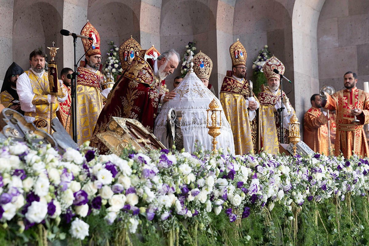 By Horizon Staff Writer At a moment when Armenia is still reeling from historic losses, forced concessions, and a humiliating erosion of state sovereignty, the government of Nikol Pashinyan is intensifying its attack on the one national institution that has carried the Armenian nation through statelessness, genocide, dispersion, and exile. The Armenian Apostolic Church is