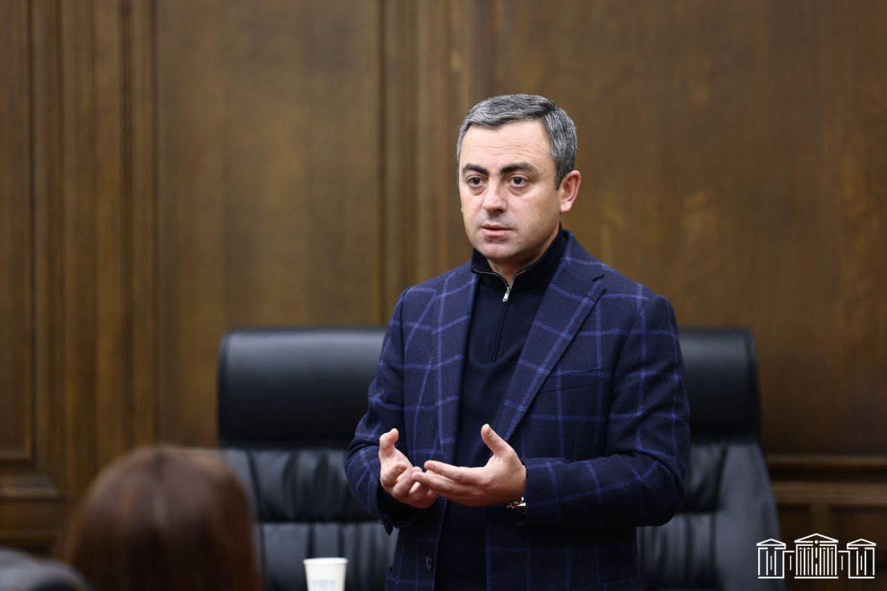 Տարիներ յետոյ պատմաբանները Հայաստանի այս շրջանի մասին կը գրեն, որ Արցախը յանձնած, հայ ժողովրդին մահ, պարտութիւն եւ ողբերգութիւն բերած Փաշինեանը այդքանից յետոյ շարունակում էր մնալ իշխանութեան, քանի որ – պատերազմից յետոյ գտնուեցին բանակի գեներալներ, ովքեր կանգնեցին նրա առաջ եւ պատուի առան, – գտնուեցին հոգեւորականներ, սրբազաններ, ովքեր եկեղեցին պղծողի եւ իրենց հոգեւոր եղբայրներին գերի վերցնողի առաջ