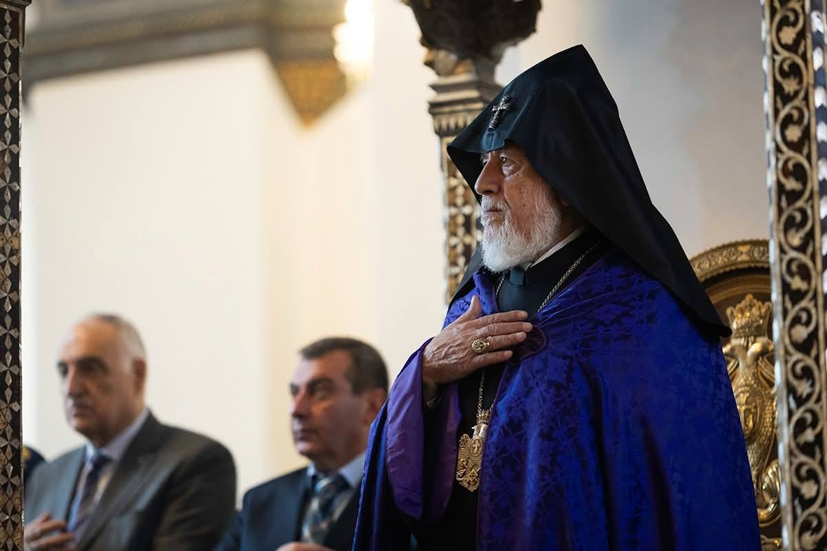 Նոյեմբեր 28-ին Մայր Աթոռ Ս. Էջմիածինի մէջ նախատեսուած Գերագոյն Հոգեւոր Խորհուրդի իրաւազօր նիստը տեղի չունեցաւ՝ շարք մը անդամ արքեպիսկոպոսներու բացակայութեան պատճառով։ Այնուամենայնիւ, ինչպէս կը հաղորդէ Մայր Աթոռի Տեղեկատուական Համակարգը, ներկայ անդամները անդրադարձած են նոյեմբեր 27-ին ինը եպիսկոպոսներու ստորագրութեամբ հրապարակուած խայտառակ յայտարարութեան՝ արձանագրելով, թէ ան ամբողջովին խեղաթիւրուած կերպով կը ներկայացնէ Մայր Աթոռի դիւանապետ Արշակ Արքեպիսկոպոս Խաչատրեանի