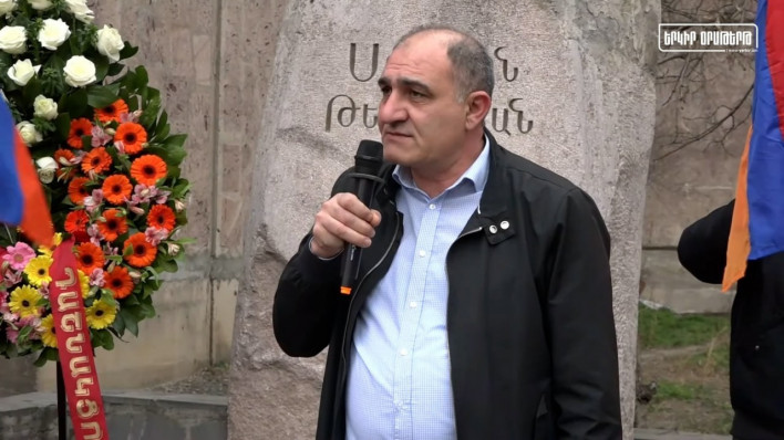 «Սրբազան պայքար» դատական գործով կալանաւորուած ՀՅԴ Հայաստանի Գերագոյն Մարմնի անդամ Իկոր Սարգսեանի կալանքը փոխուեցաւ տնային կալանքով։ Երեւանի ընդհանուր իրաւասութեան քրէական դատարանի դատաւոր Կարեն Ֆարխոյեան բաւարարեց իրաւապաշտպաններու ներկայացուցած միջնորդութիւնը։ «Նոյեմբերի 25-էն ետք, երբ կալանքի ժամկէտը լրանայ, պիտի կիրառուի տնային կալանք, բացակայութեան արգելք եւ երկու միլիոն դրամ գրավ»,— նշեց Ֆարխոյեանը։ Յիշեցնենք, թէ Իկոր Սարգսեանը կալանաւորուած է իշխանութիւններու