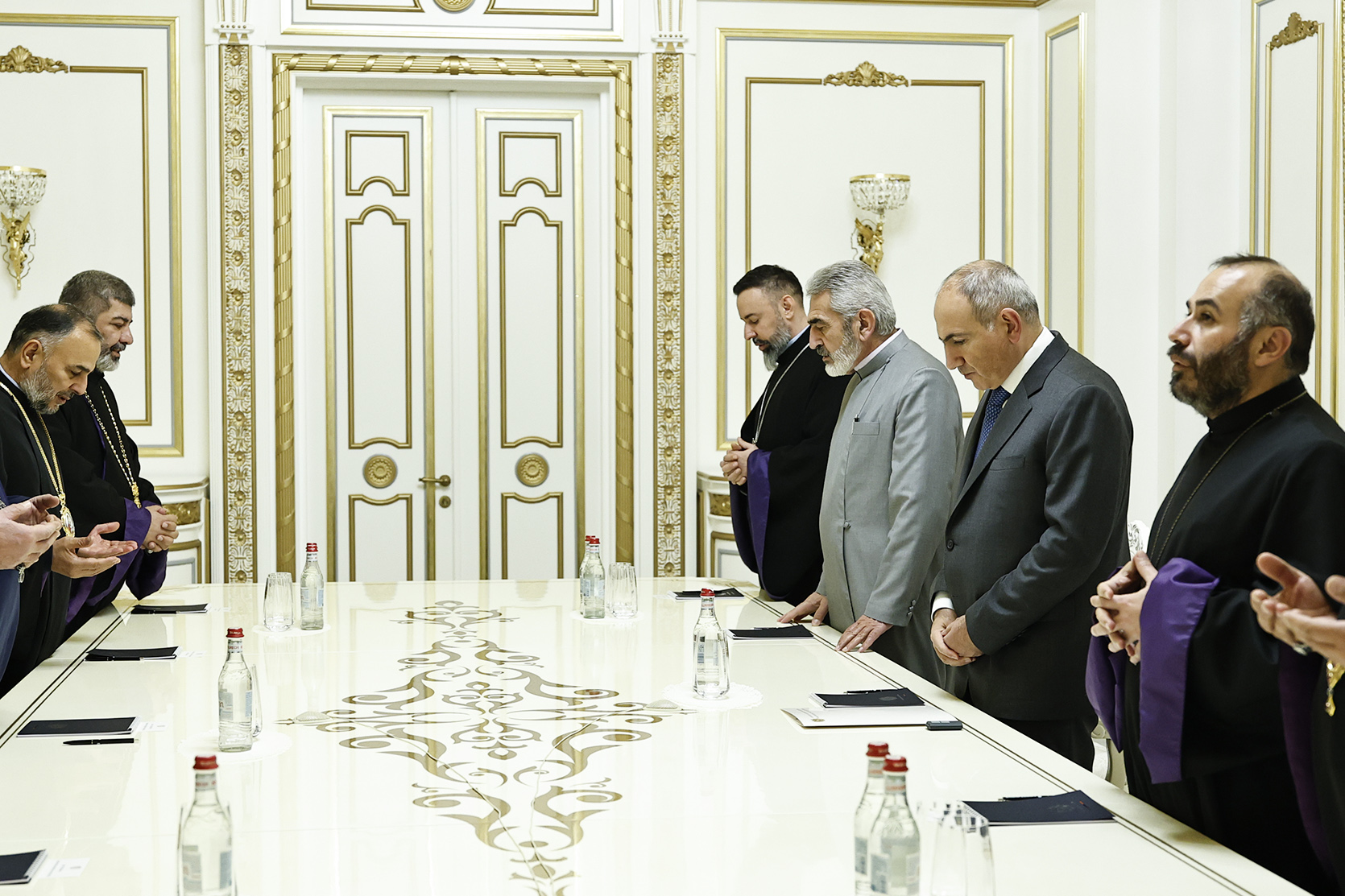 Նախորդ շաբաթ արձանագրուեցան քանի մը կարեւոր զարգացումներ, որոնք առաւել եւս սրեցին առճակատումը Հայոց եկեղեցւոյ եւ կառավարութեան միջեւ: Յունիսէն ի վեր վարչապետ Նիկոլ Փաշինեան կը փորձէ հեռացնել Գարեգին Բ. Ամենայն Հայոց կաթողիկոսը եւ զայն փոխարինել աւելի հնազանդ հոգեւորականով` խախտելով Եկեղեցւոյ եւ պետութեան սահմանադրական բաժանումը: Թէեւ Փաշինեան կը յայտարարէ, որ իր նպատակը Եկեղեցւոյ մաքրագործումն ու բարեփոխումն է,