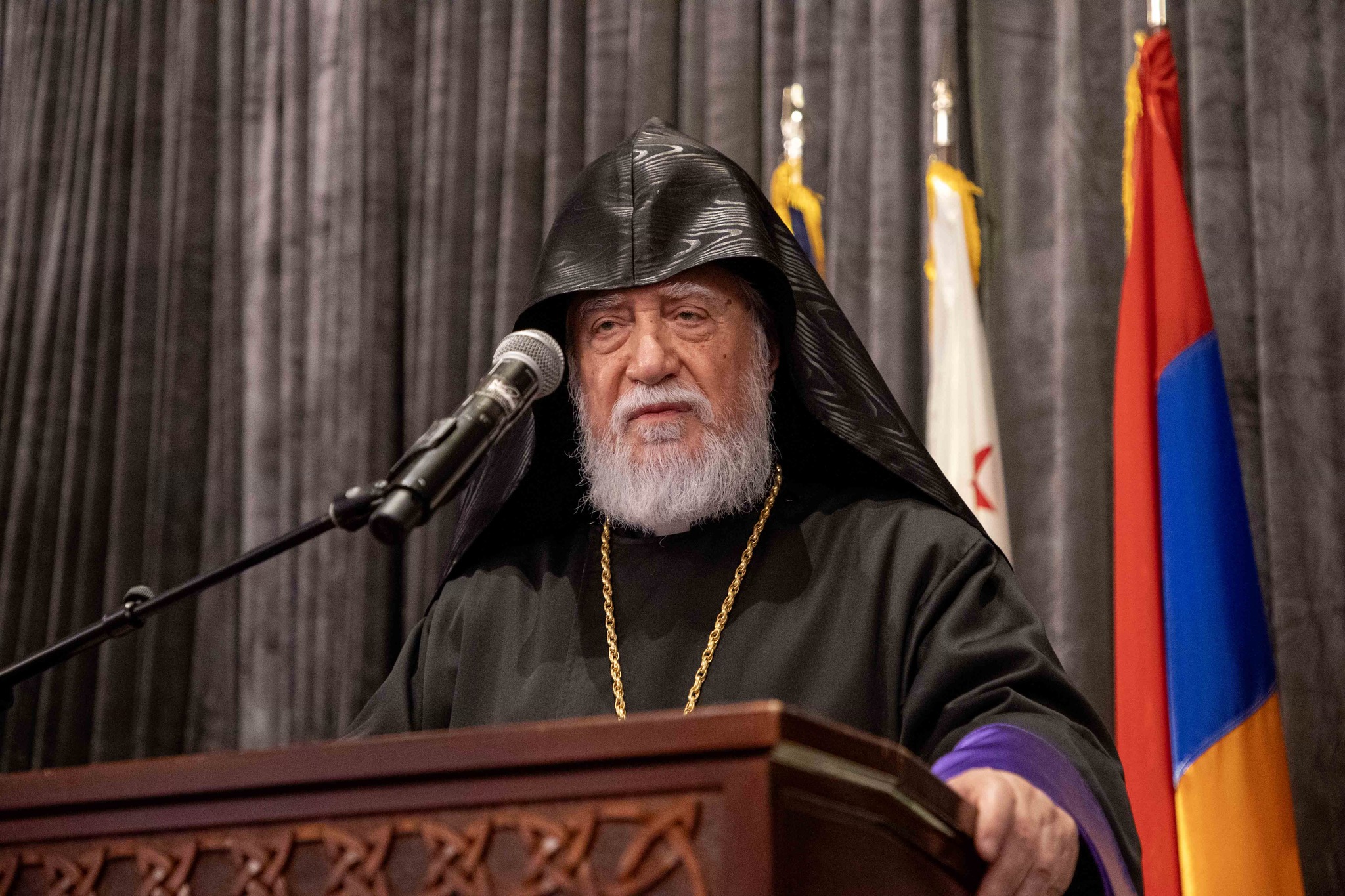 Անցնող ամիսներուն, խոր մտահոգութեամբ հետեւեցանք Սուրբ Էջմիածինի շուրջ տեղի ունեցող մտահոգիչ զարգացումներուն։ Զանազան առիթներով ու միջոցներով փորձեցինք հանդարտեցնել փոթորկալից կացութիւնը եւ փոխադարձ հասկացողութեան մղել՝ յատկապէս զգուշացնելով եկեղեցին պառակտելու առաջնորդող քայլերէ։ Այսօր, փաստօրէն, կացութիւնը դարձած է աւելի վտանգալից՝ աննախատեսելի հետեւանքներով յղի: Սուրբ Էջմիածինի եւ ընդհանրապէս մեր եկեղեցւոյ ամբողջականութեան ու ներքին միութեան ամուր պահպանումը եւ զայն ներքին