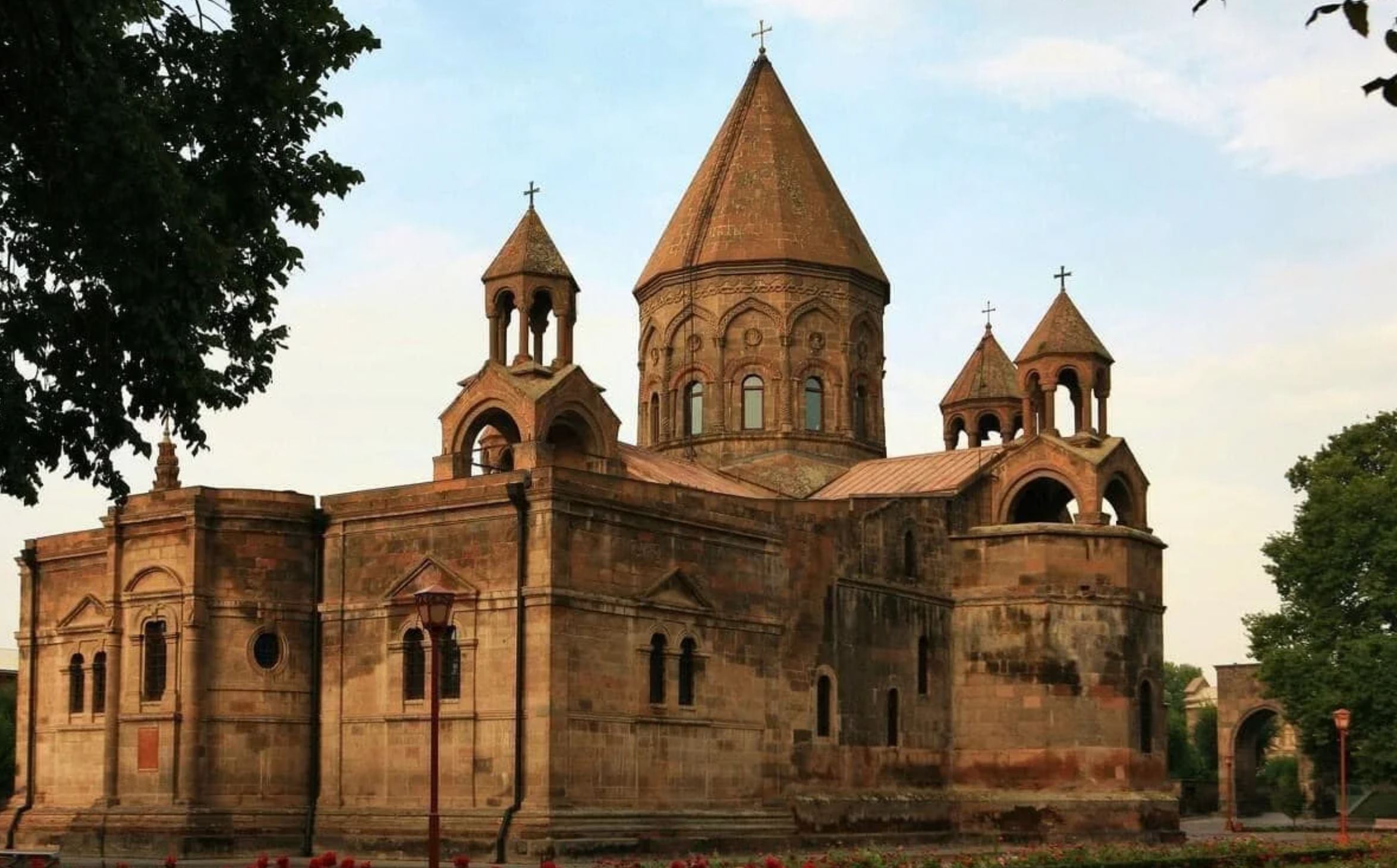 Մայր Աթոռը յայտարարութեան մը միջոցով յորդորեց Հայաստանի վարչապետ Նիկոլ Փաշինեանի ձեռքը սեղմած, ապա կաթողիկոսին հեռացումը պահանջած եպիսկոպոսները դադրեցնել խոտոր ընթացքը եւ վերադառնալ կանոնական դաշտ: «Դեռեւս զերծ մնալով խիստ միջոցների կիրառումից` Մայր Աթոռը յորդորում է «կանոնախախտ եպիսկոպոսներին դադարեցնել իրենց խոտոր ընթացքը եւ կեղծ ու մտացածին բովանդակութեամբ հրապարակային ելոյթները, վերադառնալ կանոնական դաշտ», կ՛ըսուի վերոնշեալ յայտարարութեան մէջ,