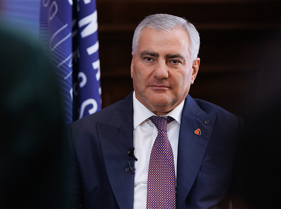 «Ուժեղ Հայաստան» կուսակցութեան առաջնորդ, գործարար եւ բարերար Սամուէլ Կարապետեանը դիմատետրի իր պաշտօնական էջով հանդէս եկած է ուղերձով՝ արձագանգելով վարչապետ Նիկոլ Փաշինեանի այն յայտարարութեան, թէ իշխող ուժի չյաղթելու պարագային սեպտեմբերին պատերազմ կրնայ սկսիլ։ Կարապետեանը խոստացած է, որ իր վարչապետ ընտրուելու պարագային գալիք սեպտեմբերը եւ անոր յաջորդող բոլոր ամիսները պիտի ըլլան խաղաղ։ Ան քննադատած է գործող իշխանութիւնը՝