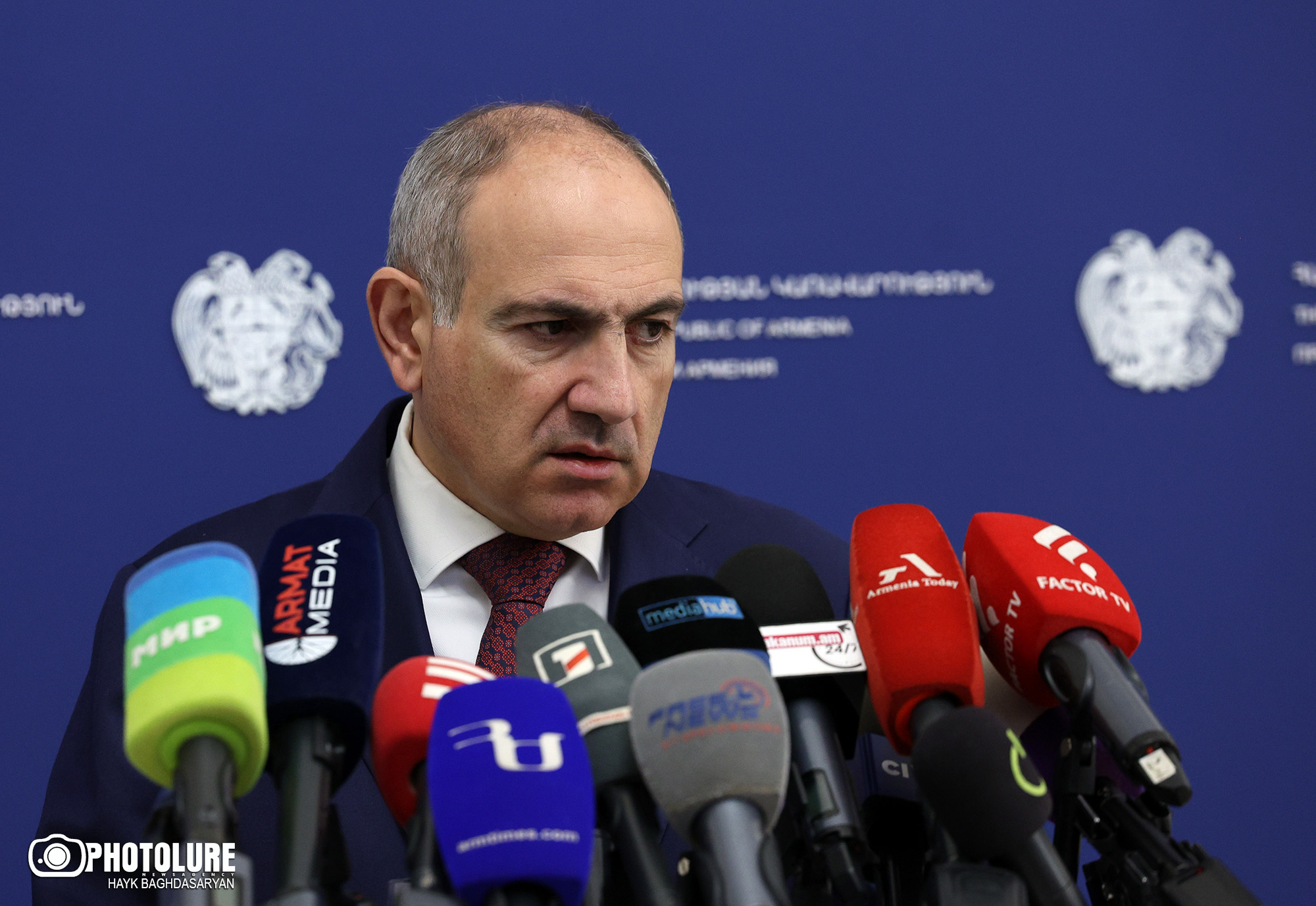 Հայաստանի վարչապետ Նիկոլ Փաշինեան հերթական անգամ հասարակութիւնը բաժնելու եւ իրական խնդիրներէ ուշադրութիւնը շեղելու փորձ կատարեց՝ յայտարարելով, թէ Հայաստանի քաղաքական դաշտը բաժնուած է խաղաղութեան ձգտող կուսակցութիւններու եւ պատերազմի ձգտող կուսակցութիւններու միջեւ։ Ֆէյսպուքի մէջ հրապարակուած իր տեսաուղերձին մէջ Փաշինեան պնդեց, թէ Արցախեան շարժումը շարունակելը կը նշանակէ նոր պատերազմ, եւ ընտրողներուն կոչ ըրաւ ընտրութիւն կատարել այդ «երկու տարբերակներուն»