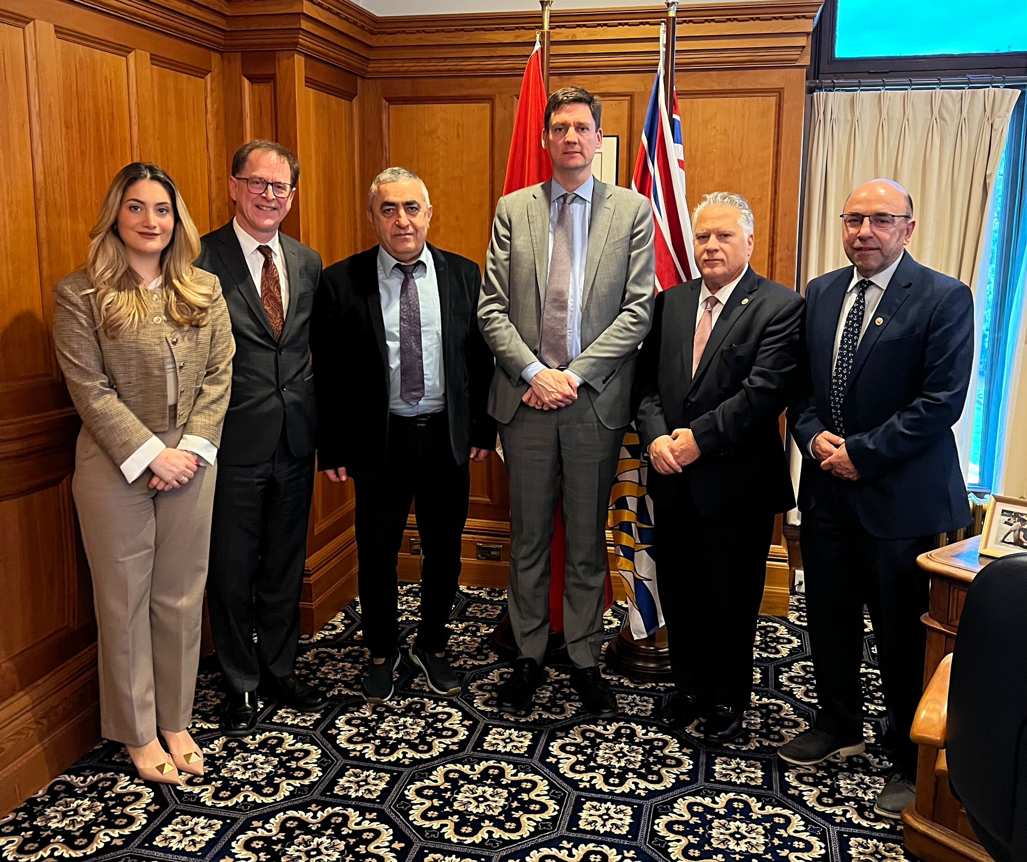 Հինգշաբթի մարտ 5-ին, Հ.Յ.Դ. Բիւրոյի ներկայացուցիչ Արմէն Ռուստամեան հանդիպումներ ունեցաւ Պրիթիշ Քոլոմպիայի նահանգային կառավարութեան բարձրաստիճան պատասխանատուներուն հետ՝ նահանգի մայրաքաղաք Վիքթորիա կատարած իր այցելութեան ընթացքին։ Հանդիպումները տեղի ունեցան Պրիթիշ Քոլոմպիայի խորհրդարանի շէնքին մէջ, ուր Ռուստամեան նախ հանդիպեցաւ նահանգի ուժանութի եւ կլիմայական հարցերու նախարար Ատրիան Տիքսի եւ նահանգային Օրէնսդիր Ժողովի նախագահ Ռաճ Չուհանի հետ։ Այնուհետեւ ան հանդիպում