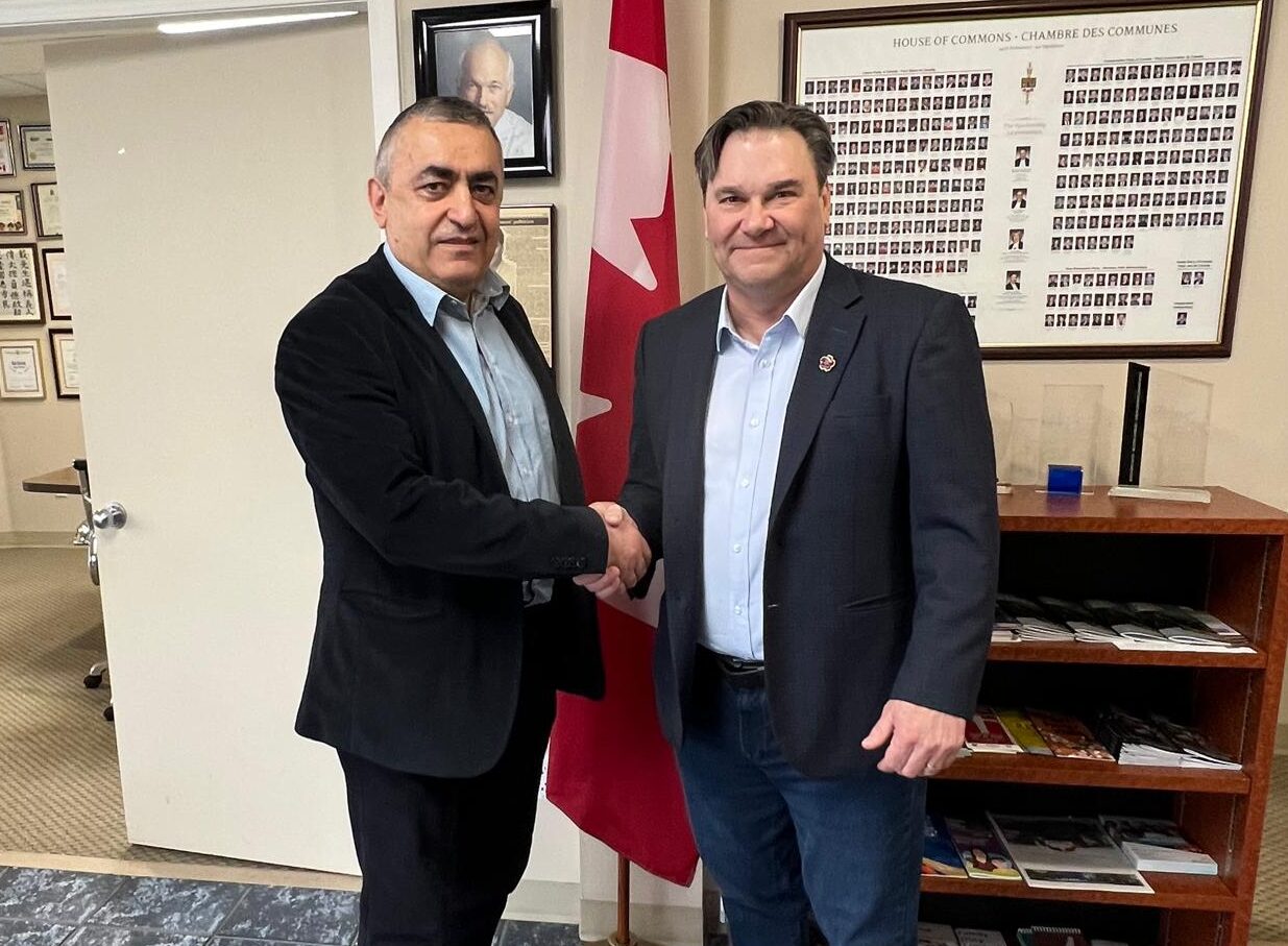 ՀՅԴ Բիւրոյի ներկայացուցիչ Արմէն Ռուստամեան, ուրբաթ՝ մարտ 6-ին, Վանքուվըրի մէջ հանդիպում մը ունեցաւ Գանատայի Նոր Ժողովրդավարական Կուսակցութեան (NDP) ժամանակաւոր ղեկավար Տոն Տէյվիսի հետ։ Հանդիպման ներկայ էին նաեւ ՀՅԴ Բիւրոյի անդամ Ռաֆֆի Տօնապետեան եւ Գանատայի Հայ Դատի Յանձնախումբի Արեւմտեան շրջանի ներկայացուցիչներ Վահէ Անտոնեան եւ Յակոբ Տէր Յակոբեան։ Հանդիպման ընթացքին Ռուստամեան ներկայացուց Հայաստանի եւ տարածաշրջանին վերաբերող վերջին