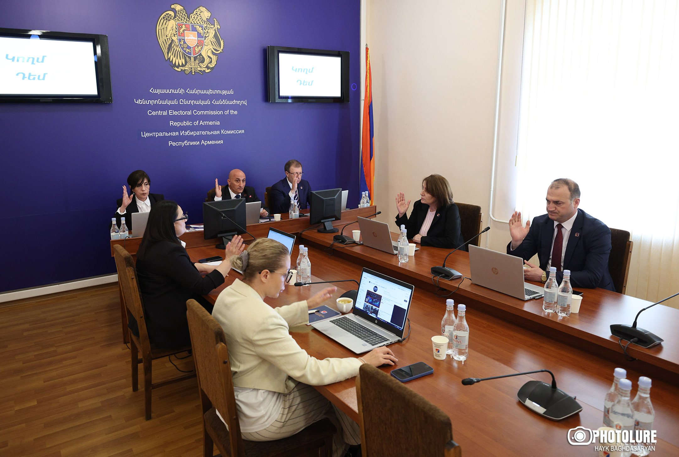 ԵՐԵՒԱՆ․ Հայաստանի Կեդրոնական ընտրական յանձնաժողովը արտահերթ նիստի ընթացքին հրապարակած է յունիս 7-ի խորհրդարանական ընտրութիւններու վերջնական արդիւնքները, որոնց համաձայն «Քաղաքացիական պայմանագիր» կուսակցութիւնը ստացած է 726,819 քուէ կամ 49.7456 առ հարիւր, «Ուժեղ Հայաստան» դաշինքը՝ 340,006 քուէ կամ 23.2710 առ հարիւր, «Հայաստան» դաշինքը՝ 144,983 քուէ կամ 9.9231 առ հարիւր, իսկ «Բարգաւաճ Հայաստան» կուսակցութիւնը՝ 58,287 քուէ կամ 3.9893 առ