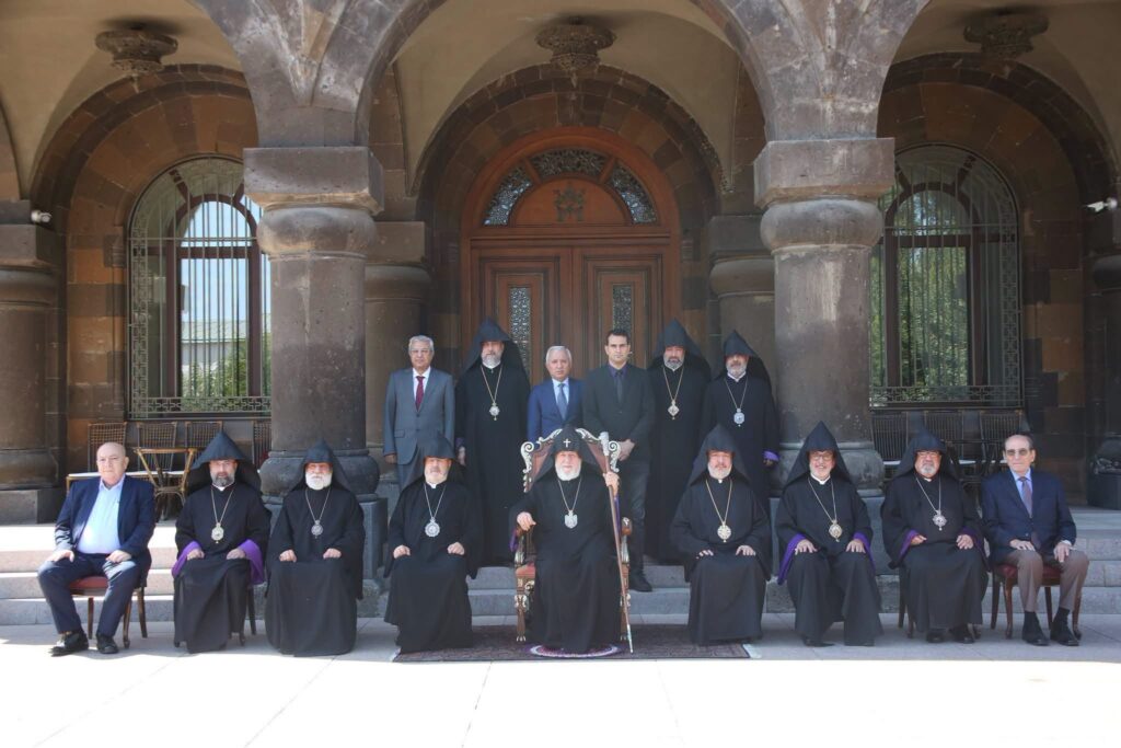 Գերագոյն հոգեւոր խորհուրդը դատապարտեց իշխանութիւններու միջամտութիւնները Եկեղեցւոյ ներքին կեանքին մէջ